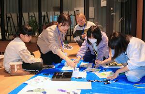 大学生と小学生が遊びや交流を楽しむ「いのコト寺子屋」。左から2人目が佐々木茉歩さん=長岡市大手通2