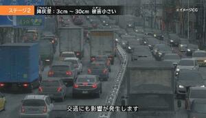 　富士山で大規模噴火が起きた際の被害や対策を紹介する動画の一場面。ＣＧを活用して交通への影響を紹介している（内閣府提供）