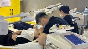 中国・北京のフェイシャルエステ店で施術を受ける男性客