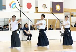 弓道成年男子近的予選 競射の末、7位で通過した新潟県。左から上村和正、外山孝幸、長崎裕史=佐賀県多久市緑が丘弓道場