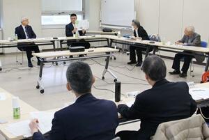福祉手当の支給対象見直しなどを議論した新潟水俣病施策推進審議会=15日、県庁