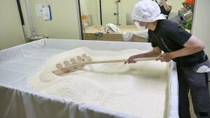 「伝統的酒造り」のこうじ造り(文化庁提供)