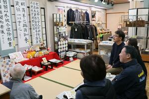 感想を話し合いながら書道作品を楽しむ「まちなか文化祭」の来場者＝１日、新潟市秋葉区新津本町３