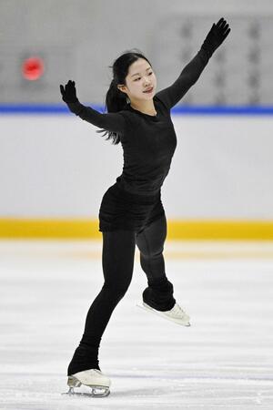 日本スケート連盟の合宿で練習を公開した中井亜美=7月、関空アイスアリーナ