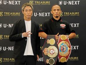 記者会見でポーズをとる挑戦者で元WBOミニマム級王者の谷口将隆(左)と2団体統一王者のレネ・サンティアゴ=1日、東京都文京区