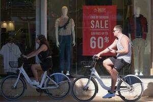 　米フロリダ州でセールを行う衣料品店＝９日（ＡＰ＝共同）