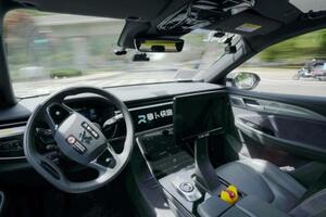 　北京市内の公道を走る百度の自動運転タクシー「アポロ・ゴー」の車両＝２０２４年４月（共同）