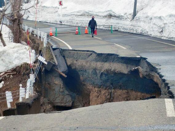 柏崎市の県道崩落現場