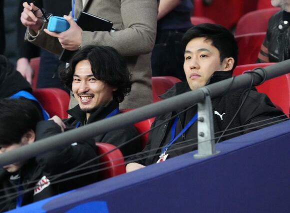 日本-イングランド戦に訪れた南野(左)と遠藤=ロンドン(共同)