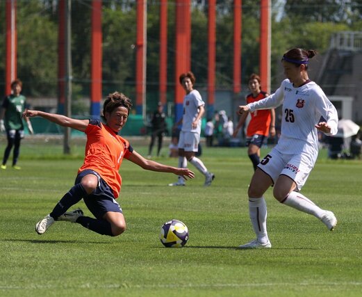 ボールを奪いに行くDF有吉佐織