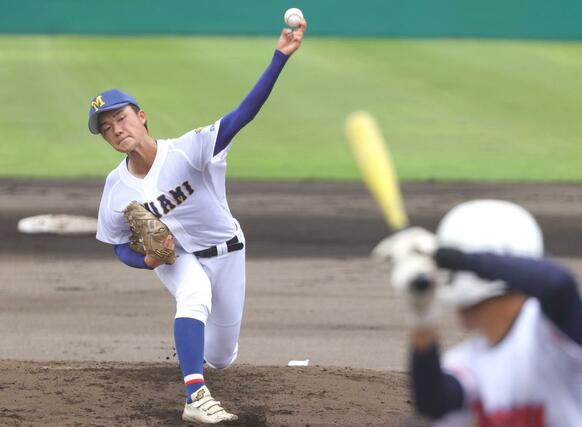 上越－新発田南　上越打線を６安打で完封した新発田南の小林佑＝長岡市悠久山