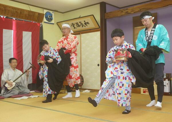 「岩戸舞」を踊る地元の小学生ら＝１月２日、長岡市葎谷
