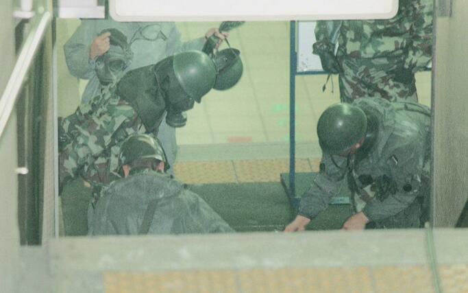 防毒マスクを着用して地下鉄霞ケ関駅構内を除染する陸上自衛隊員ら＝１９９５年３月２０日、東京都千代田区