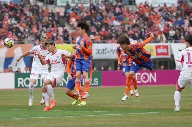 新潟-C大阪 後半17分、MF長谷川元希(右から2人目)が頭で決めて2-1=デンカビッグスワン(写真映像部・永井隆司)