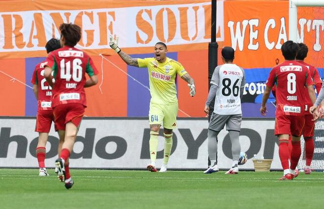 新潟-讃岐 後半、DF陣を鼓舞するGKバウマン=ビッグスワン