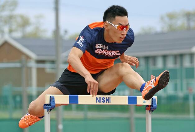 練習する町亮汰(男子110メートル障害)=5月27日、新潟市北区の新潟医福大陸上競技場