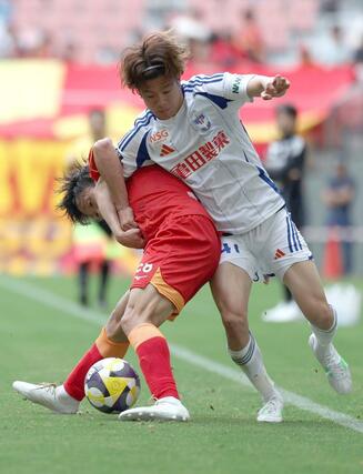 名古屋－新潟　前半、競り合うＭＦ長谷川元希＝３１日、豊田スタジアム