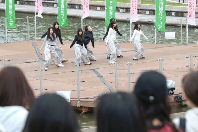 水上ステージで軽やかにダンスを踊る高校生＝新潟市中央区
