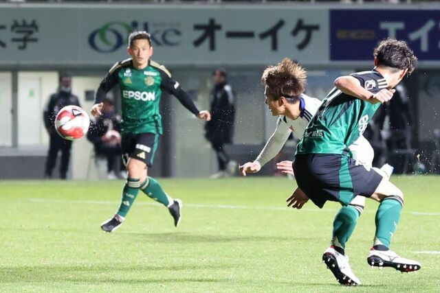 松本－新潟　前半、ヘディングシュートを放つＭＦ落合陸（右）＝松本市