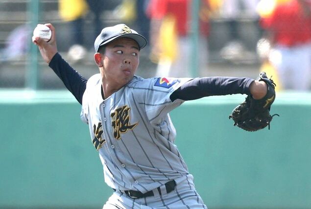 帝京長岡－佐渡　力投する佐渡のエース風間堅斗＝新発田市五十公野
