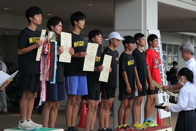 優勝した巻西の近藤優太(左)ら男子走り幅跳びの入賞者=新発田市