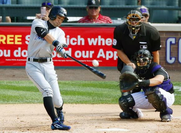 ２０１６年８月、ロッキーズ戦で三塁打を放ち米大リーグ通算３千安打を達成したマーリンズのイチローさん＝デンバー（共同）