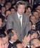 2001年4月、自民党新総裁に選出され拍手で祝福される小泉純一郎氏=東京・永田町の自民党本部