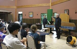 演奏曲について話をするリコーダー奏者の花岡和生さん(右)と、チェンバロ奏者の岡田龍之介さん=佐渡市貝塚