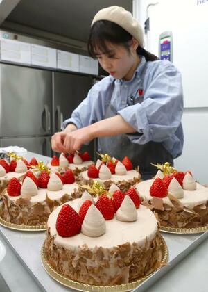 華やかに飾り付ける「パティスリーランプリール」のクリスマスケーキ＝２０日、新潟市江南区