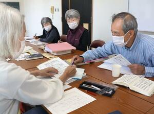 出雲崎町の有力者に関わる古文書を解読する町民有志=出雲崎町米田