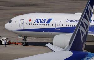 　全日本空輸の航空機＝１２日、羽田空港