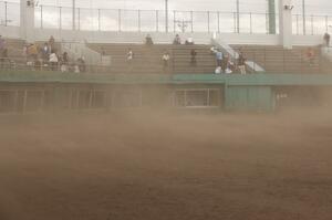 オイシックス新潟対オリックスの試合が行われていた、砂ぼこりが舞う新潟市みどりと森の運動公園野球場＝５月１６日