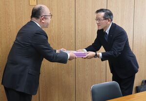 柏崎地域の大学や企業を紹介する情報誌の贈呈式=柏崎市学校町4