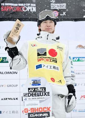 　スノーボードＷ杯札幌大会の男子ハーフパイプで優勝した戸塚優斗＝札幌市ばんけい