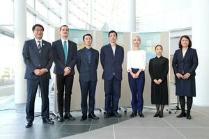 新たなレジデンシャル制度のもとでのノイズム活動継続に合意し、開かれた記者会見。中原八一新潟市長(左端)、メンバーとともに出席した金森穣芸術監督(中央)、堀内貞子りゅーとぴあ支配人(右端)=2021年12月、新潟市民芸術文化会館