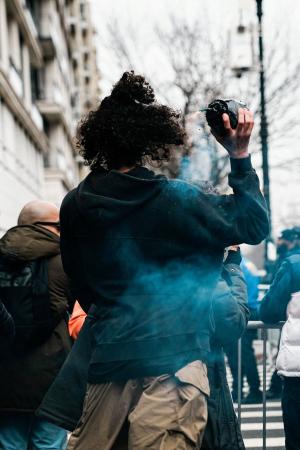 　７日、米ニューヨークの市長公邸前で、爆発物とされる物を投げ込んだ男（ロイター＝共同）