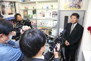報道陣のインタビューに答える泉田裕彦さん=10月27日午後8時すぎ、長岡市