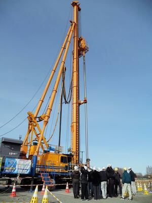 遠隔自動操作した１２０トン級の大型地盤改良機。植木組は自動化を進め人手不足解消につなげたいとする＝さいたま市（同社提供）