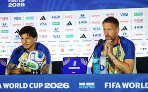 オランダとの第2戦を前に開かれた記者会見に臨むスウェーデンのポッター監督(右)ら=19日、ヒューストン(共同)