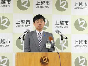 定例会見する中川幹太市長=26日、上越市役所