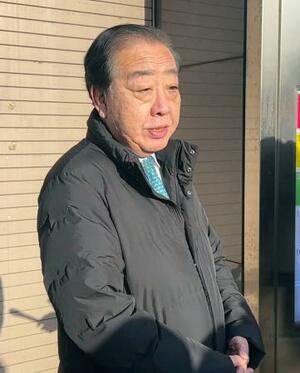 　記者団の取材に応じる立憲民主党の野田代表＝１５日午前、千葉県習志野市