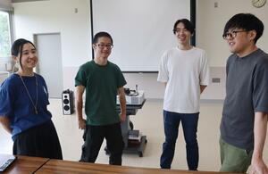 若手が水俣病を語り合う場をつくろうと結成された「阿賀と生きる会」のメンバー。左が沼田梓さん=新潟市中央区