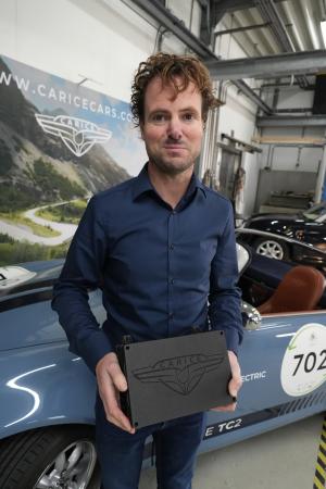 ＥＶの「頭脳」に当たる機器を持つカリスのホールマンＣＥＯ＝２０２５年１１月１１日、オランダ・ライデン近郊（共同）