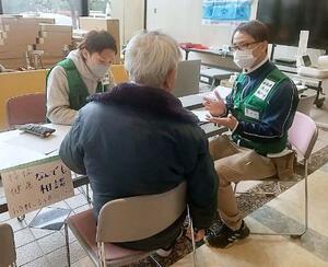 能登半島地震の避難者(手前)からの相談に応じる静岡県の災害派遣福祉チームのスタッフ=2024年1月、石川県志賀町(静岡DWAT提供)