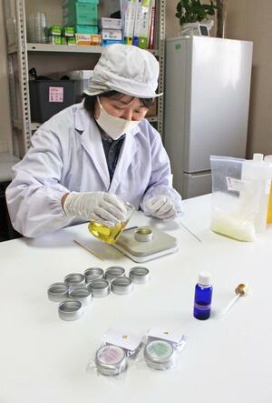 アルファスブライトで行われている「やさしいバーム」の製造。手前は商品=長岡市緑町1