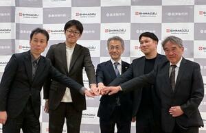 　新会社「Ｇｅｎｚｏ　ＡＩ」の社長に就任する島津製作所の川村亮太主任（左から２人目）ら＝２５日午前、京都市中京区