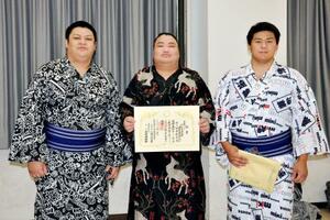 相撲教習所の入所式に出席し、写真に納まる大森(右)と火雷。中央は教習所を卒業した旭富士=28日、両国国技館