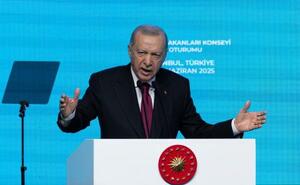 イスラム協力機構(OIC)外相会合で演説するトルコのエルドアン大統領=21日、イスタンブール(ロイター=共同)