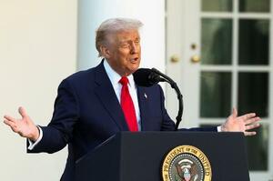 米ホワイトハウスの式典で演説するトランプ大統領(ロイター=共同)