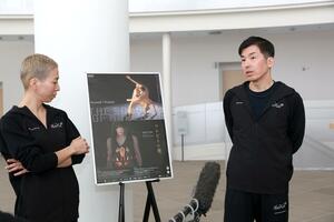 公開リハーサル終了後、報道陣の取材に応じる金森穣さん（右）＝１１月、新潟市中央区